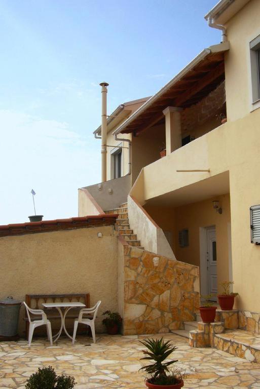 Hellmann Apartments Afión Extérieur photo